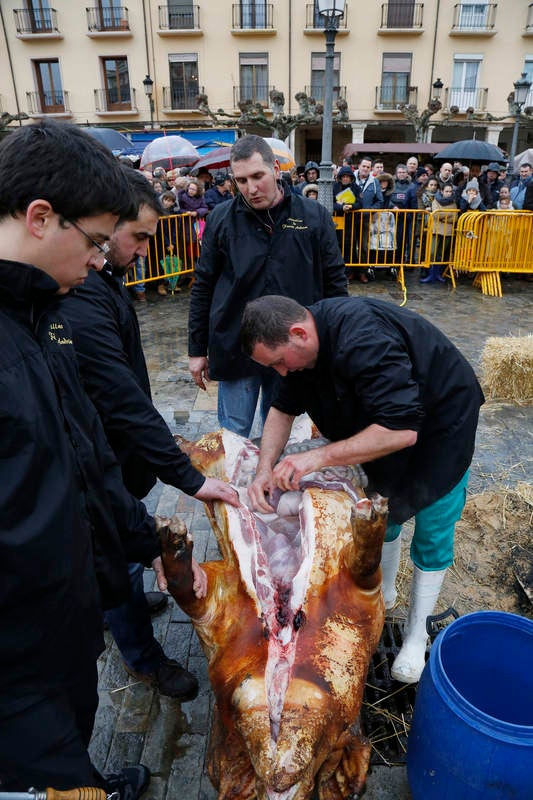 Cientos de palentinos reviven en la Plaza Mayor la matanza del cerdo