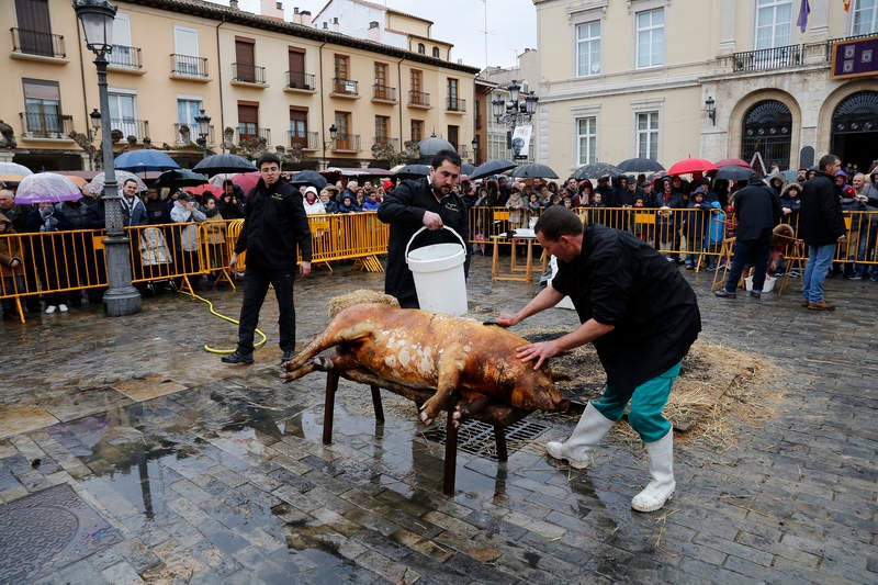 Cientos de palentinos reviven en la Plaza Mayor la matanza del cerdo