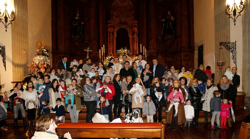 Los niños y sus familias posan en el altar de la iglesia de La Compañía.