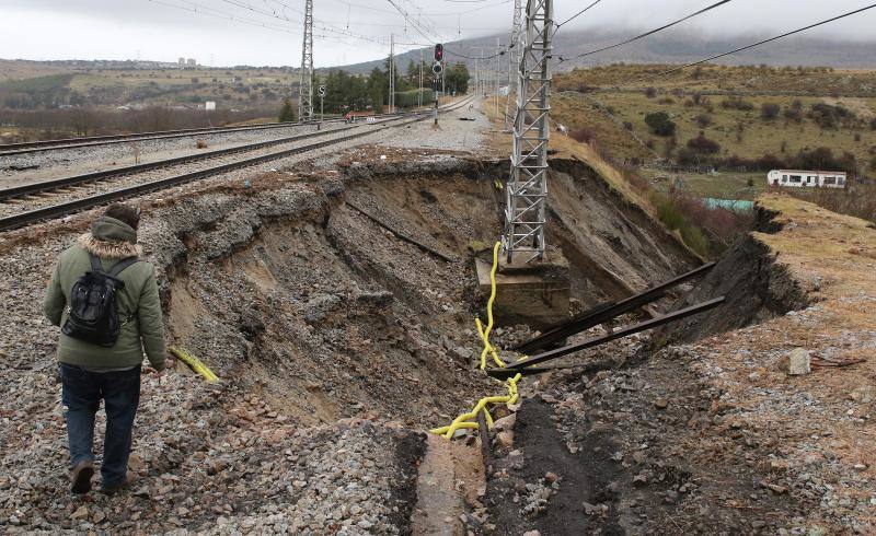 Hundimiento de tierras en las vías del apeadero de la estación del Espinar (Segovia)