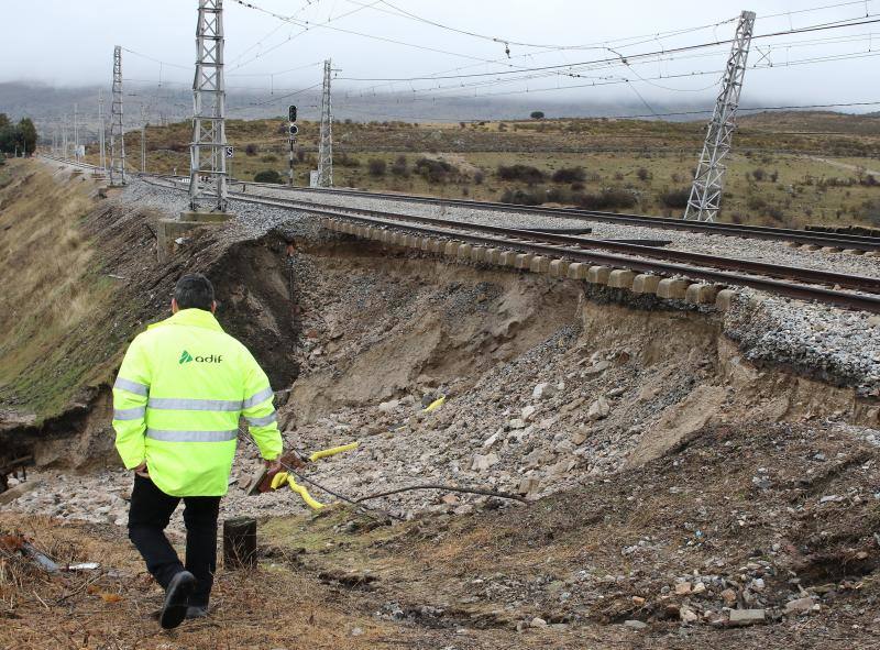 Hundimiento de tierras en las vías del apeadero de la estación del Espinar (Segovia)