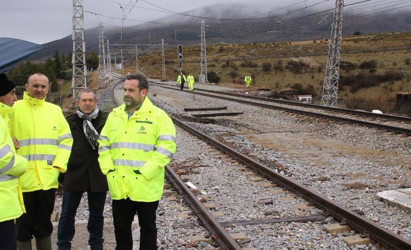 Hundimiento de tierras en las vías del apeadero de la estación del Espinar (Segovia)