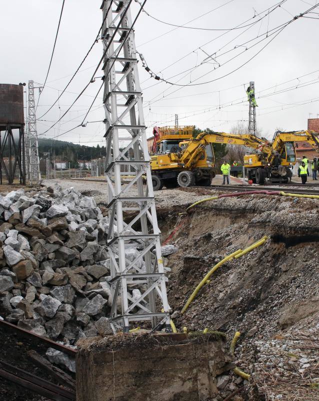 Obras en el apeadero de la estación del Espinar a causa de las inundaciones (Segovia)