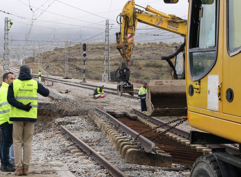 Obras en el apeadero de la estación del Espinar a causa de las inundaciones (Segovia)
