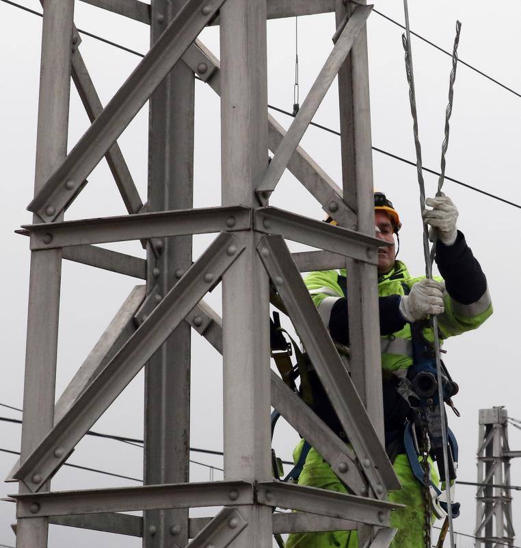 Obras en el apeadero de la estación del Espinar a causa de las inundaciones (Segovia)