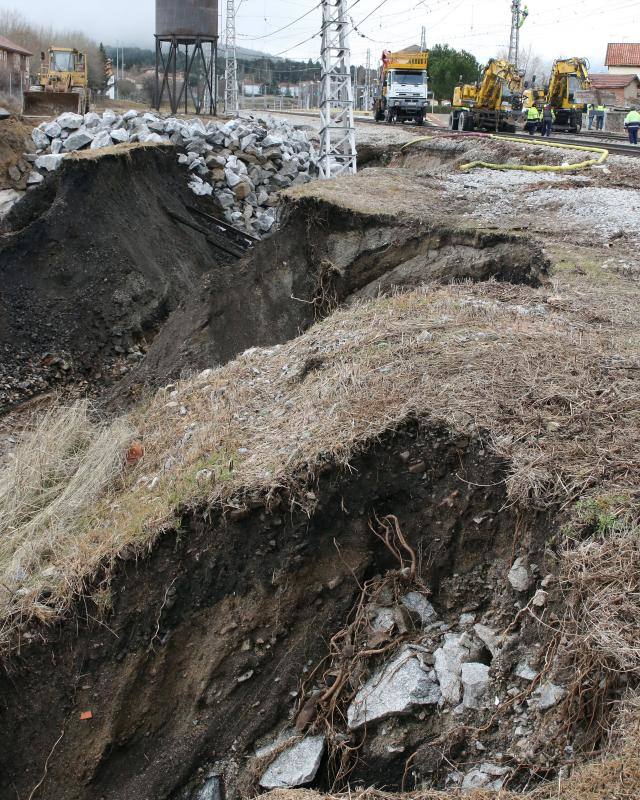 Obras en el apeadero de la estación del Espinar a causa de las inundaciones (Segovia)
