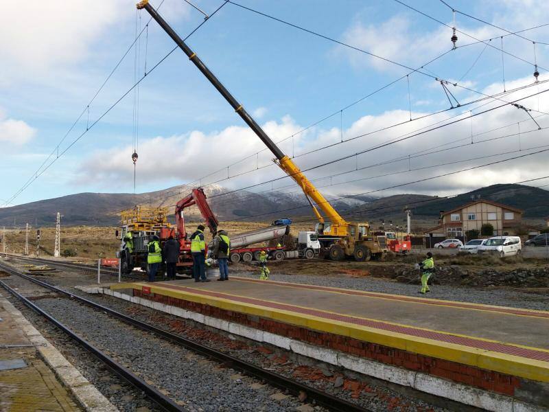 Obras en el apeadero de la estación del Espinar a causa de las inundaciones (Segovia)