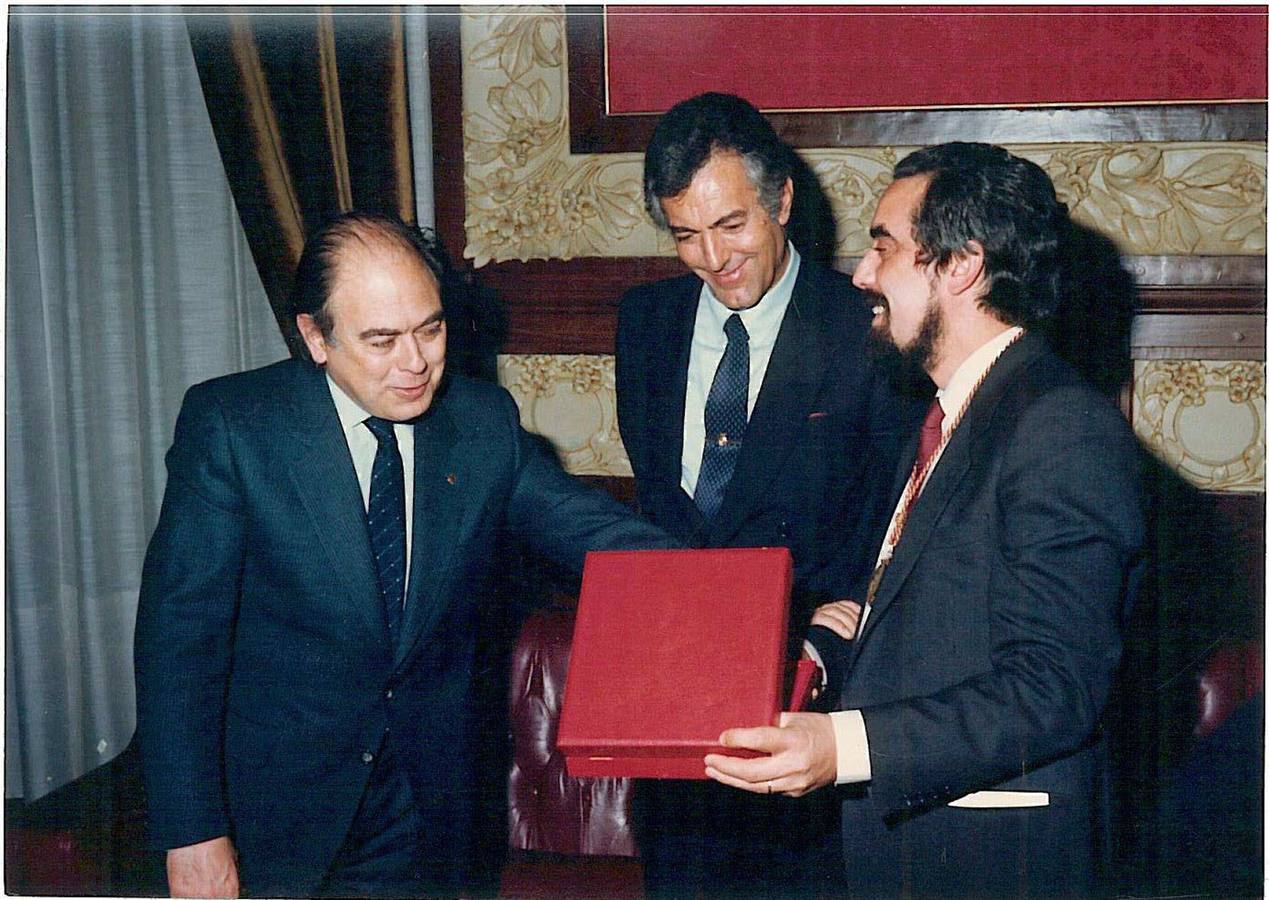 Jordi Pujol, García-Verdugo y Tomas Rodríguez Bolaños en el Ayuntamiento de Valladolid en noviembre de 1981.