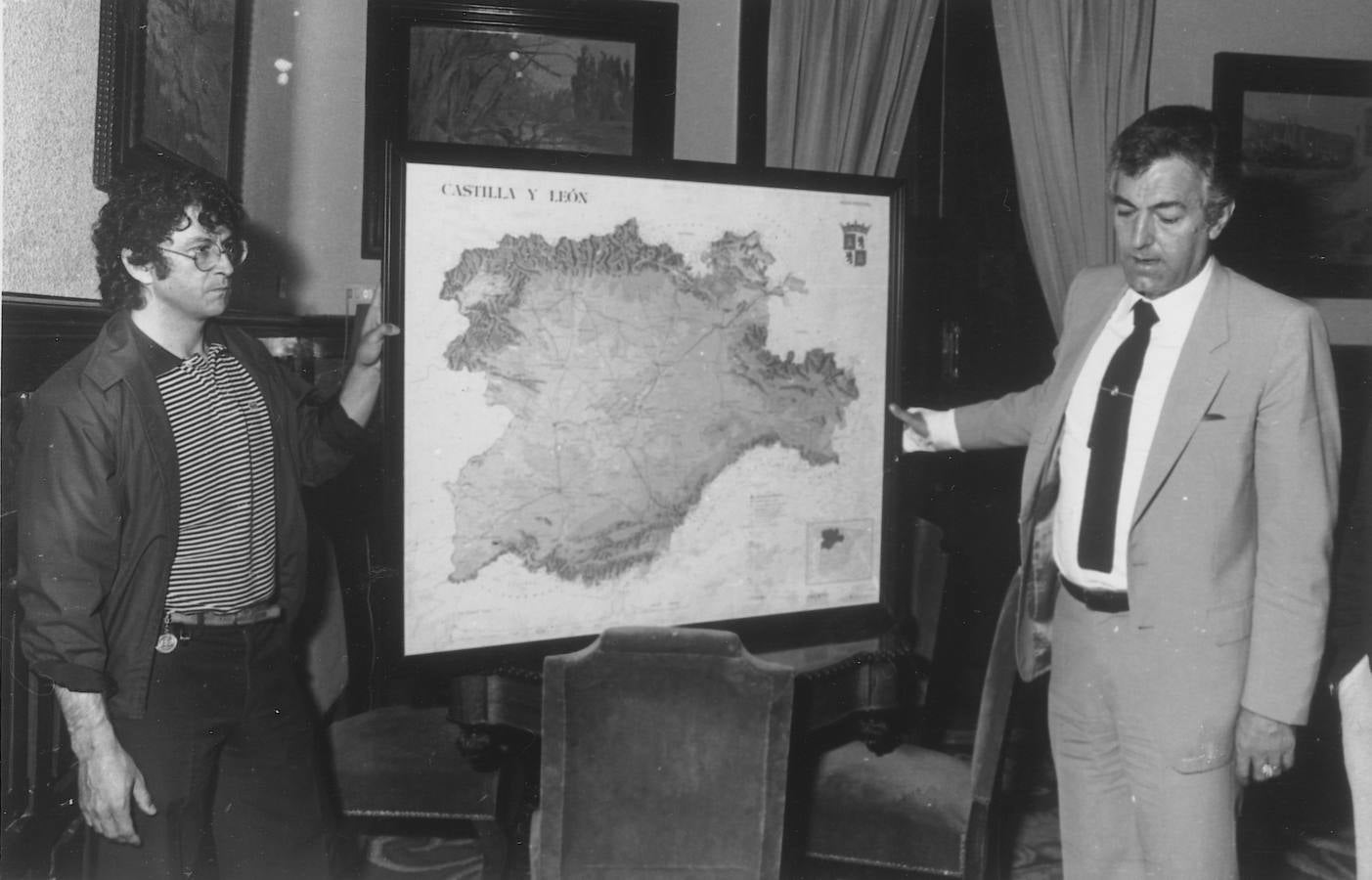 Gonzalo Blanco, director de Ámbito, y José Manuel García-Verdugo, presentan el mapa de Castilla y León en 1982.