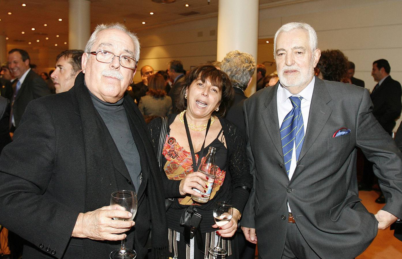 21.11.07 Antonio Giménez Rico, Virginia Arnáiz y José Manuel García-Verdugo en la fiesta de la aprobación del Estatuto de Autonomía de Castilla y León en el Senado.