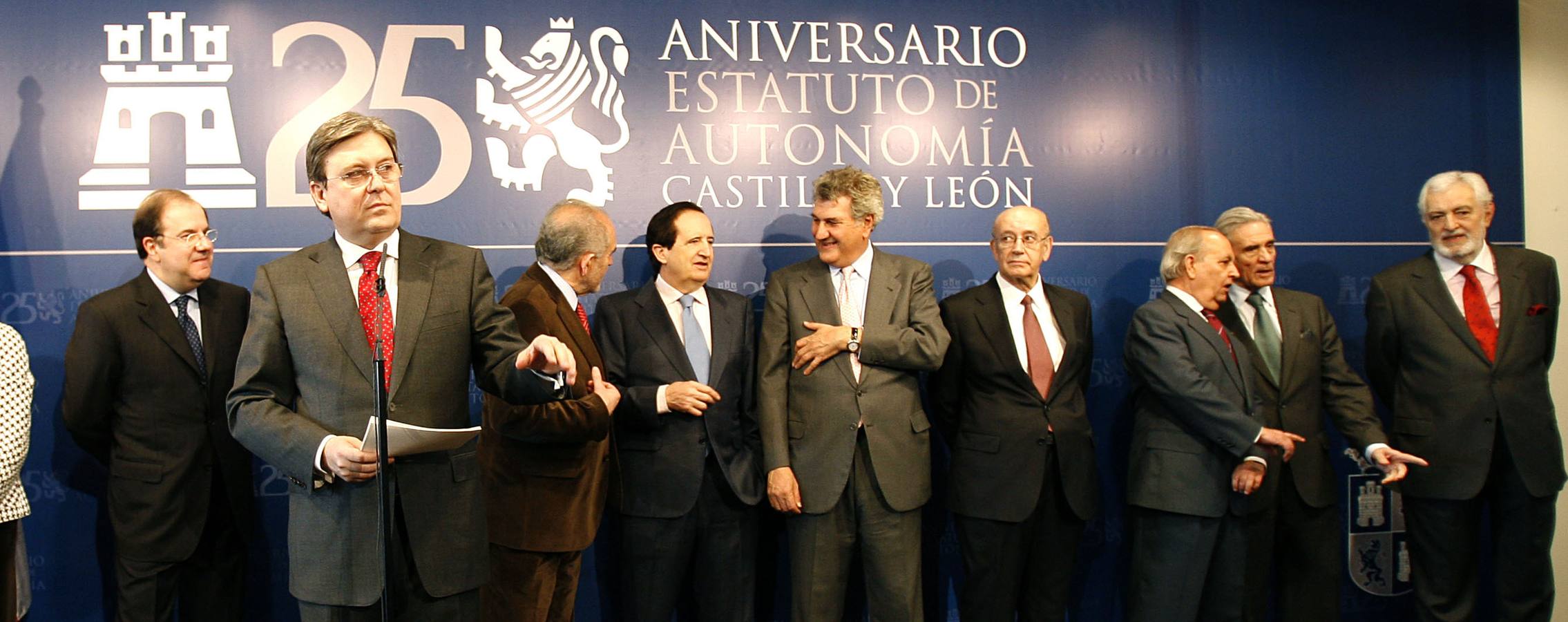 25.02.08 Juan Vicente Herrera, José Manuel Fernández Santiago, Demetrio Madrid, Juan José Lucas, Jesús Posada, Carlos Sánchez-Reyes, Manuel Estella, Manuel Reol de Tejada y José Manuel García-Vergudo durante el discurso del 25 aniversario del Estatuto de Autonomía.
