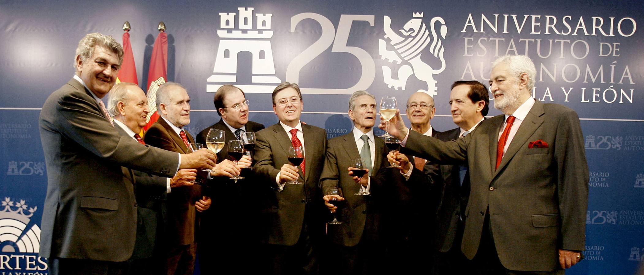 25.02.08 Jesús Posada, Manuel Estella, Demetrio Madrid, Juan Vicente Herrera, José Manuel Fernández Santiago, Manuel Reol de Tejada, Sánchez-Reyes, Juan José Lucas y José Manuel García Verdugo brindan por los 25 años del Estatuto de Autonomía