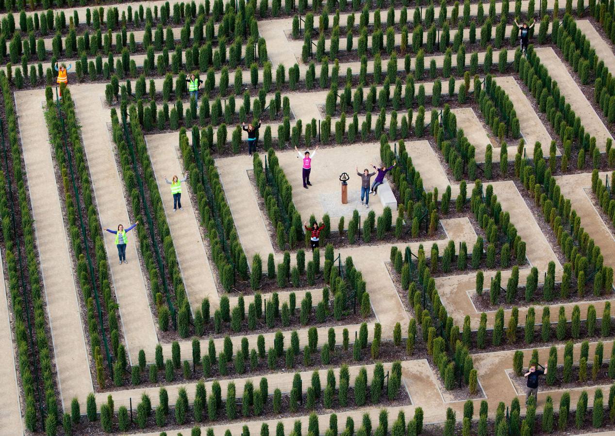 Un grupo de niños juega en el laberinto del parque de atracciones 'Teichland' en Neuendorf, Alemania.