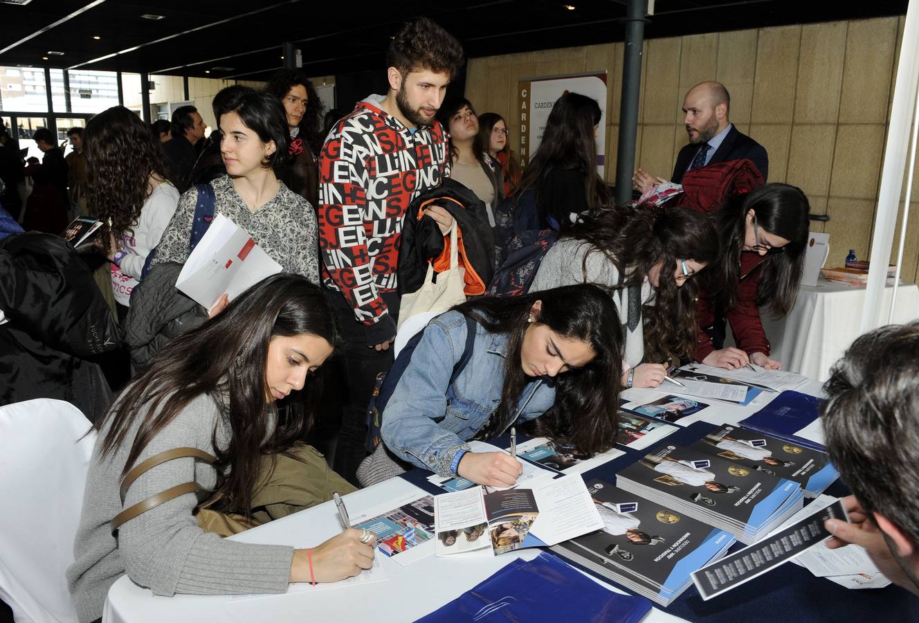 Cientos de bachilleres abarrotan el Salón de Orientación Universitaria Unitour en la Feria de Valladolid