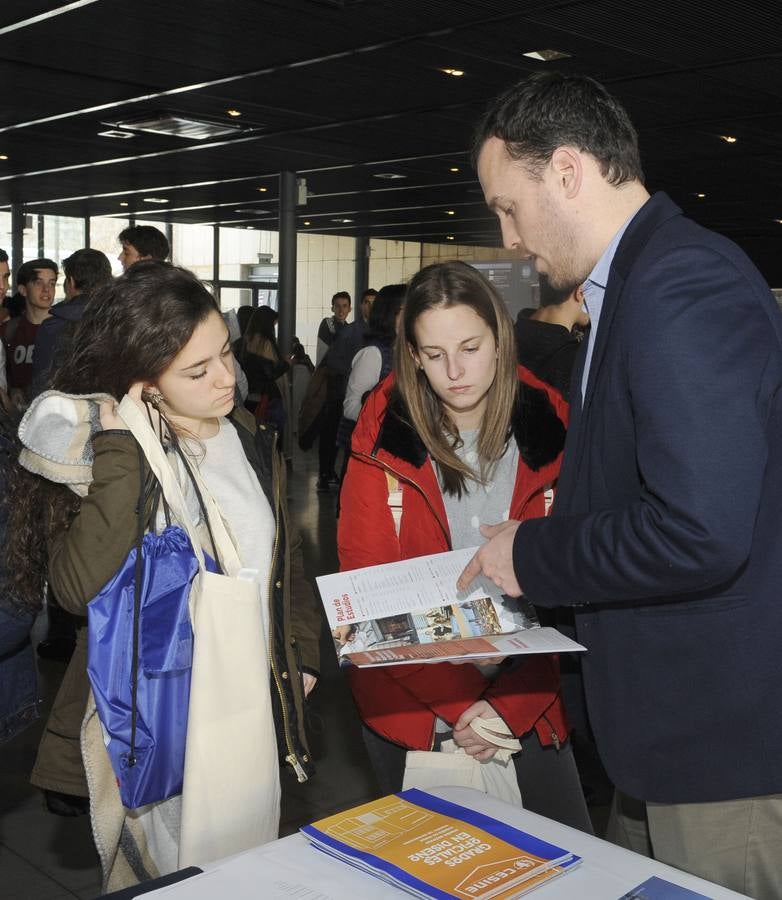 Cientos de bachilleres abarrotan el Salón de Orientación Universitaria Unitour en la Feria de Valladolid