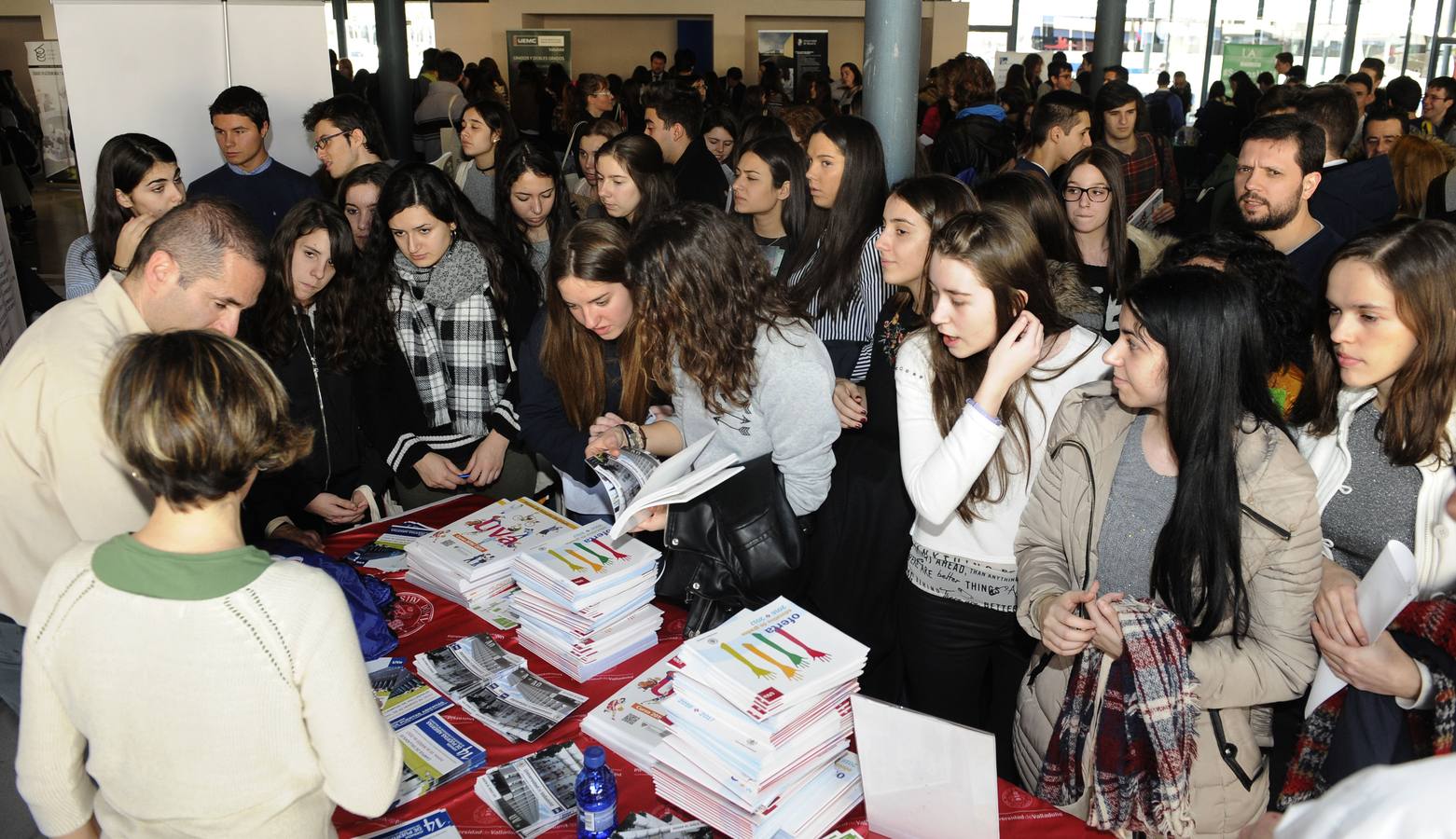 Cientos de bachilleres abarrotan el Salón de Orientación Universitaria Unitour en la Feria de Valladolid