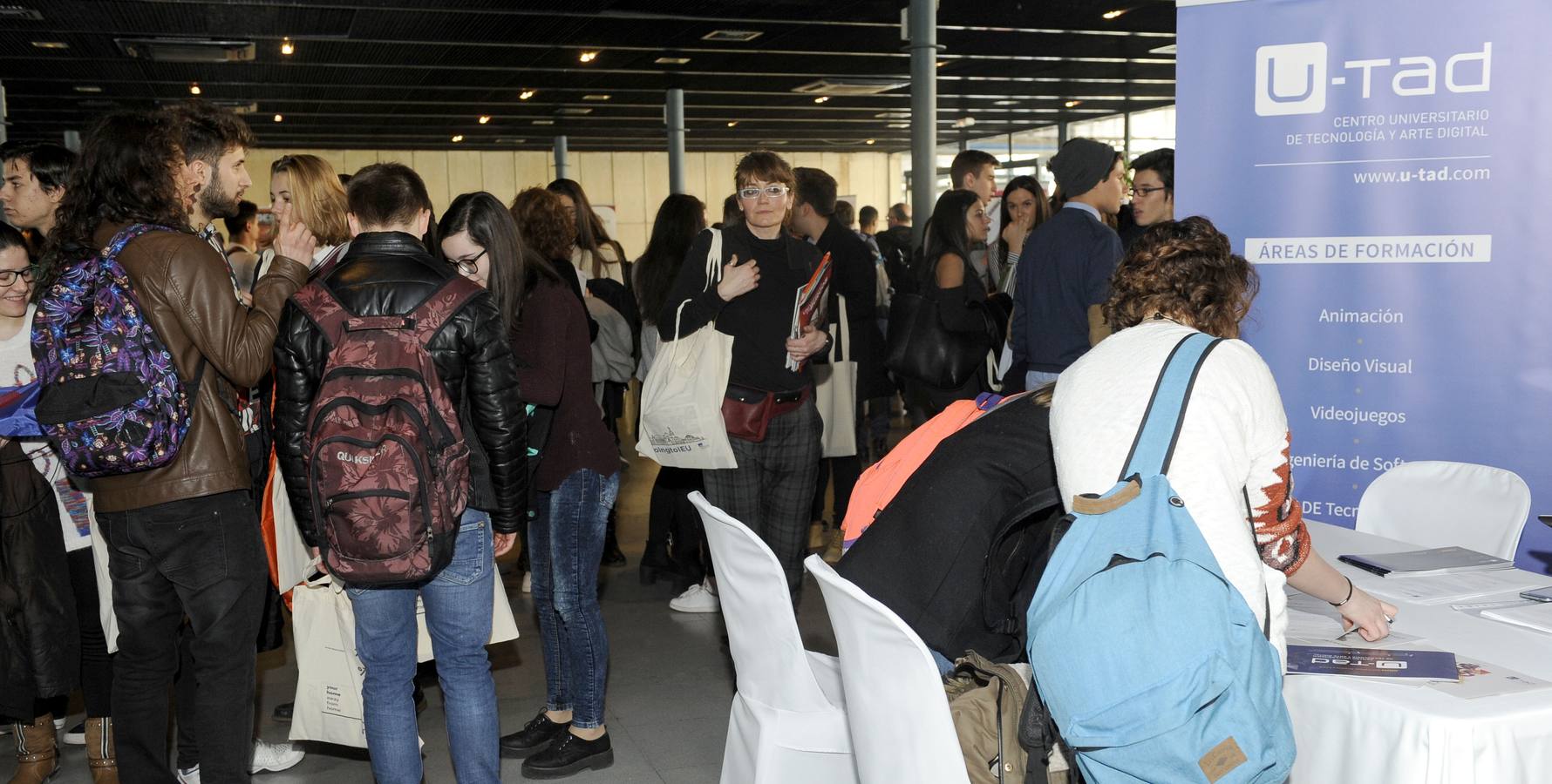 Cientos de bachilleres abarrotan el Salón de Orientación Universitaria Unitour en la Feria de Valladolid