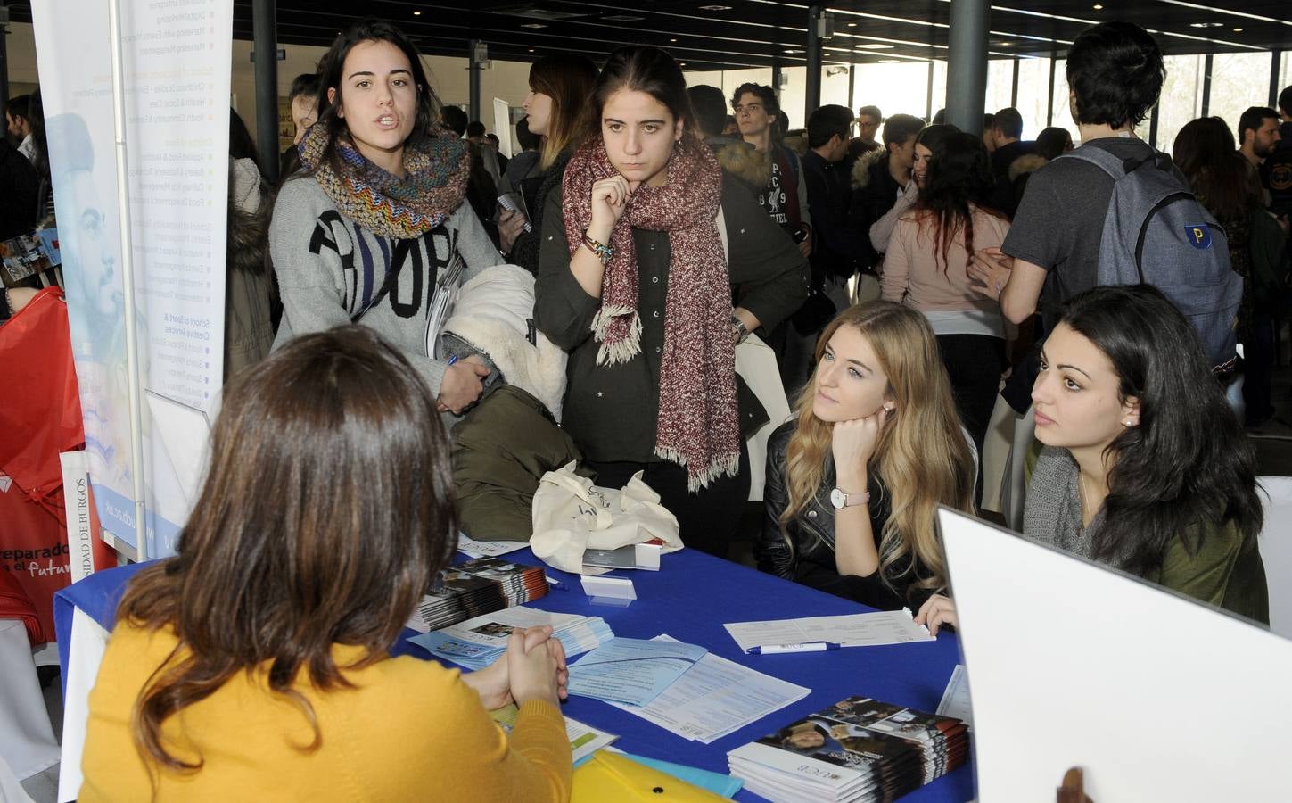 Cientos de bachilleres abarrotan el Salón de Orientación Universitaria Unitour en la Feria de Valladolid