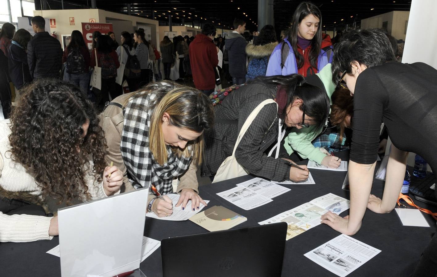 Cientos de bachilleres abarrotan el Salón de Orientación Universitaria Unitour en la Feria de Valladolid