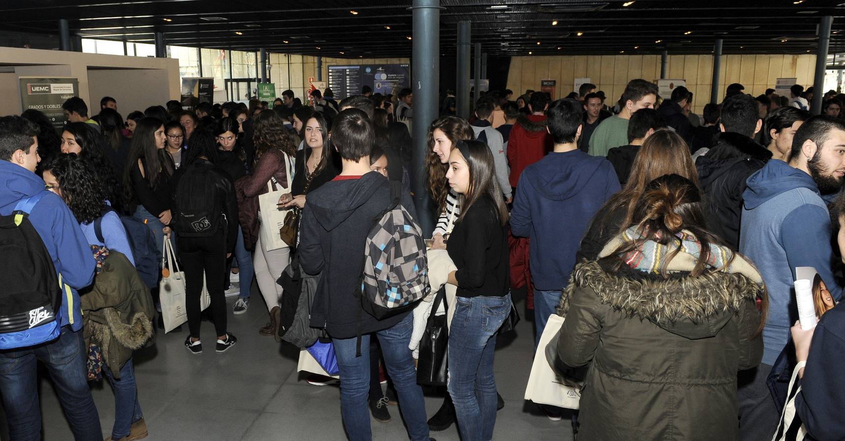 Cientos de bachilleres abarrotan el Salón de Orientación Universitaria Unitour en la Feria de Valladolid