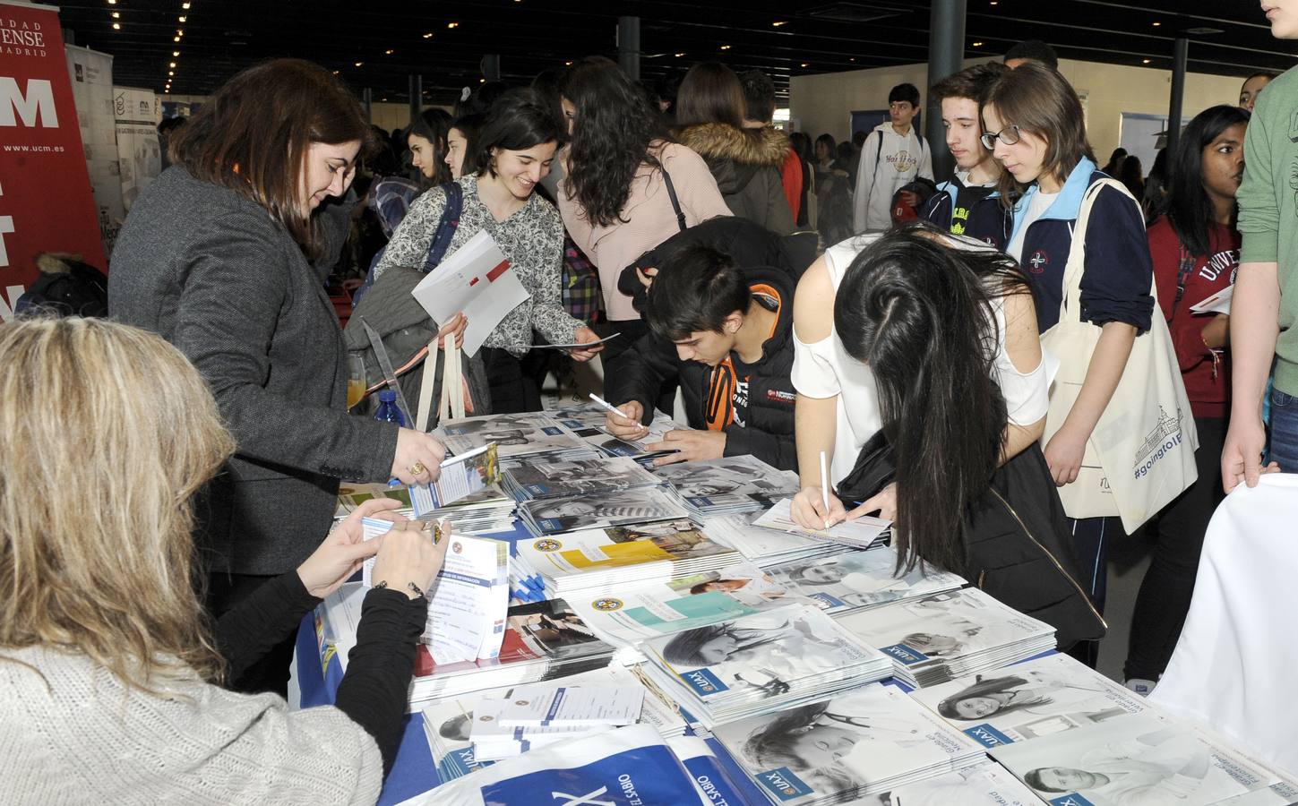 Cientos de bachilleres abarrotan el Salón de Orientación Universitaria Unitour en la Feria de Valladolid