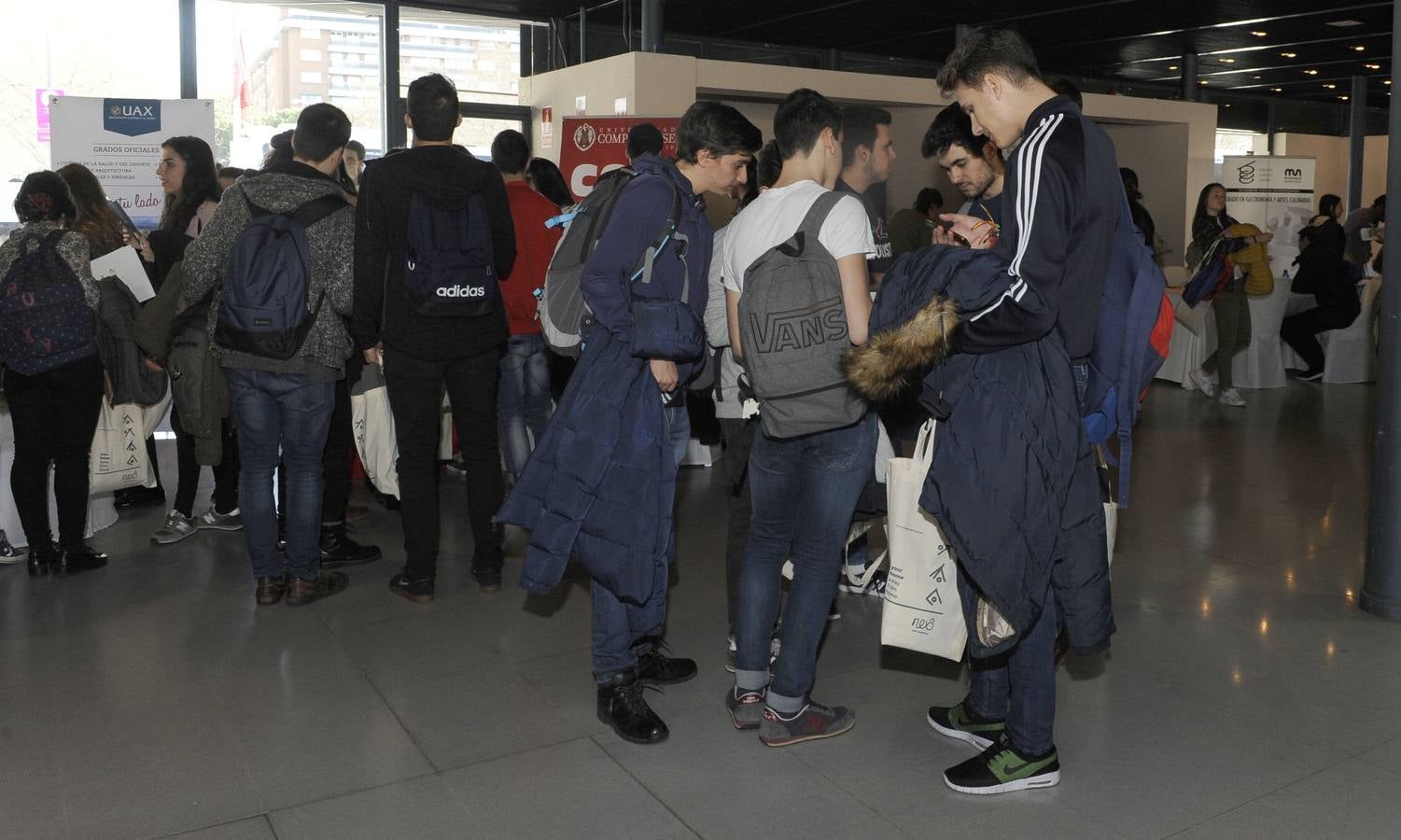 Cientos de bachilleres abarrotan el Salón de Orientación Universitaria Unitour en la Feria de Valladolid