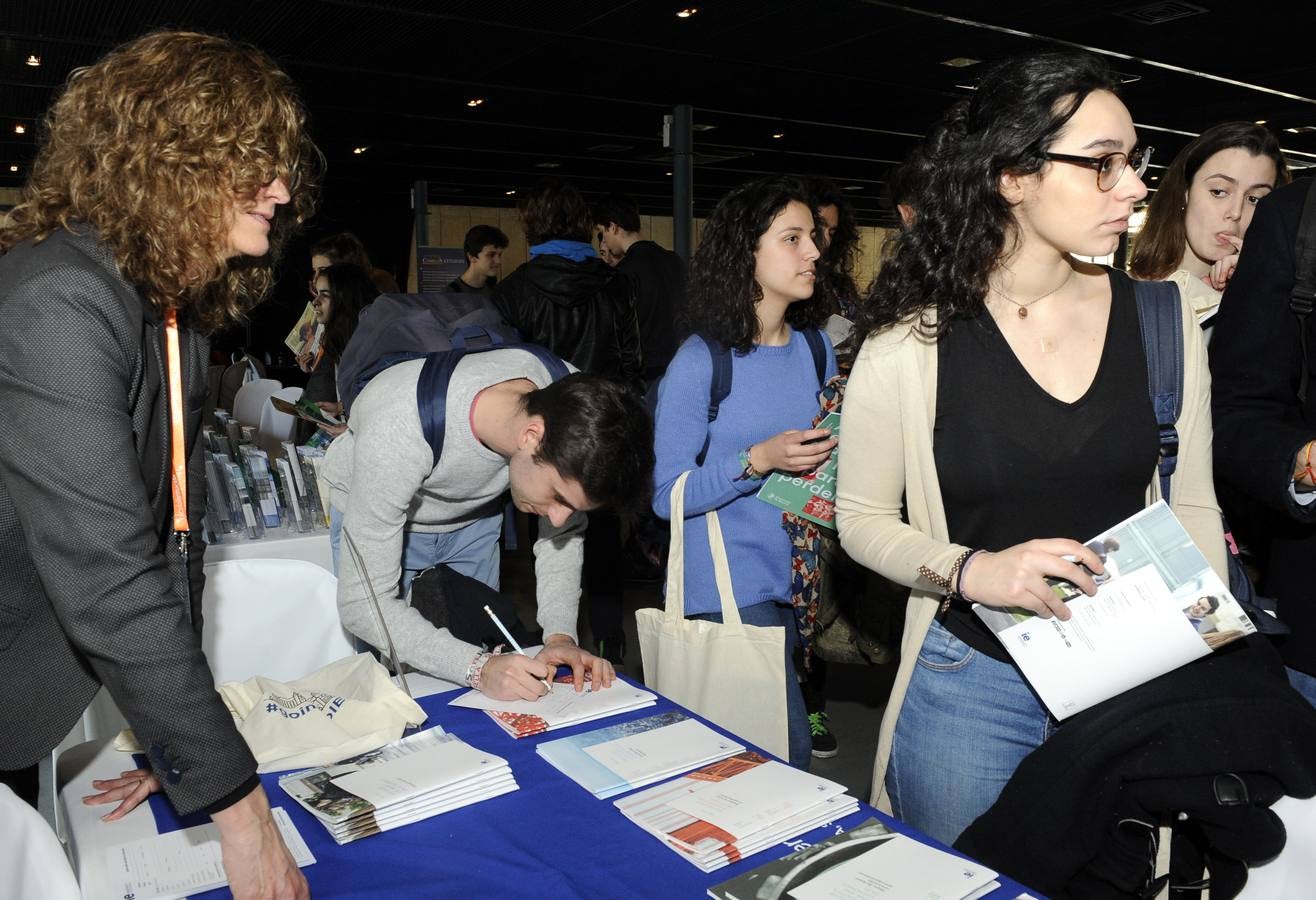 Cientos de bachilleres abarrotan el Salón de Orientación Universitaria Unitour en la Feria de Valladolid