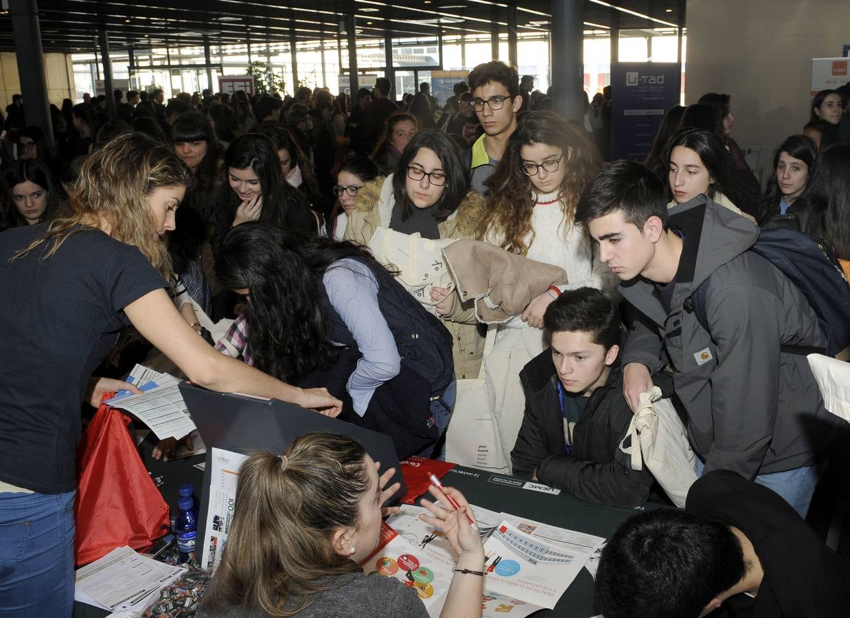 Cientos de bachilleres abarrotan el Salón de Orientación Universitaria Unitour en la Feria de Valladolid