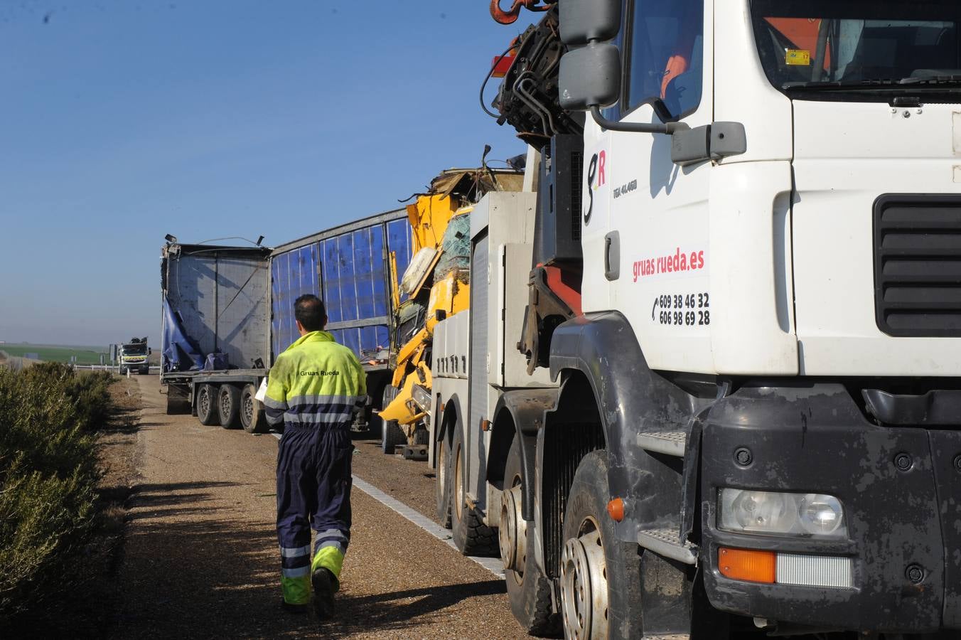 Vuelca un camión cargado de cebollas en la A-62 a la altura de Alaejos
