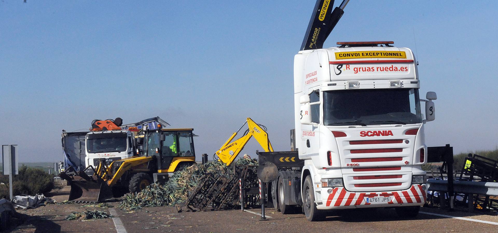 Vuelca un camión cargado de cebollas en la A-62 a la altura de Alaejos