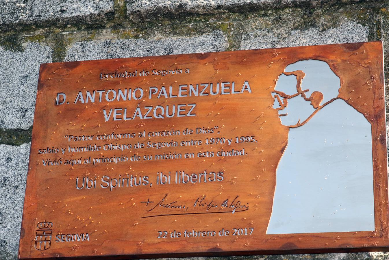 Segovia recuerda con una placa al obispo Antonio Palenzuela