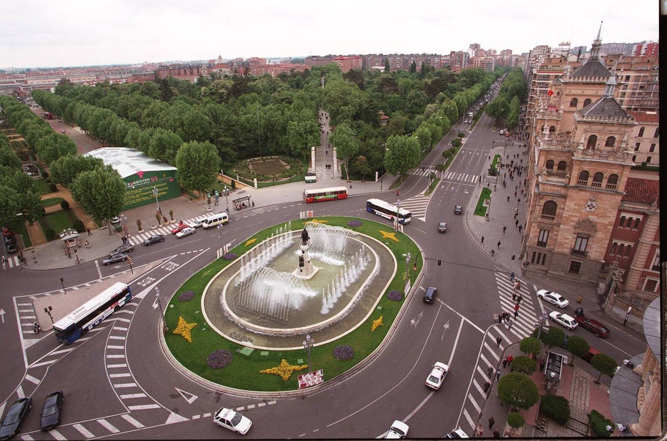 19.05.1999 Vista general de la Plaza Zorrilla tras la instalación de la fuente cibernética.