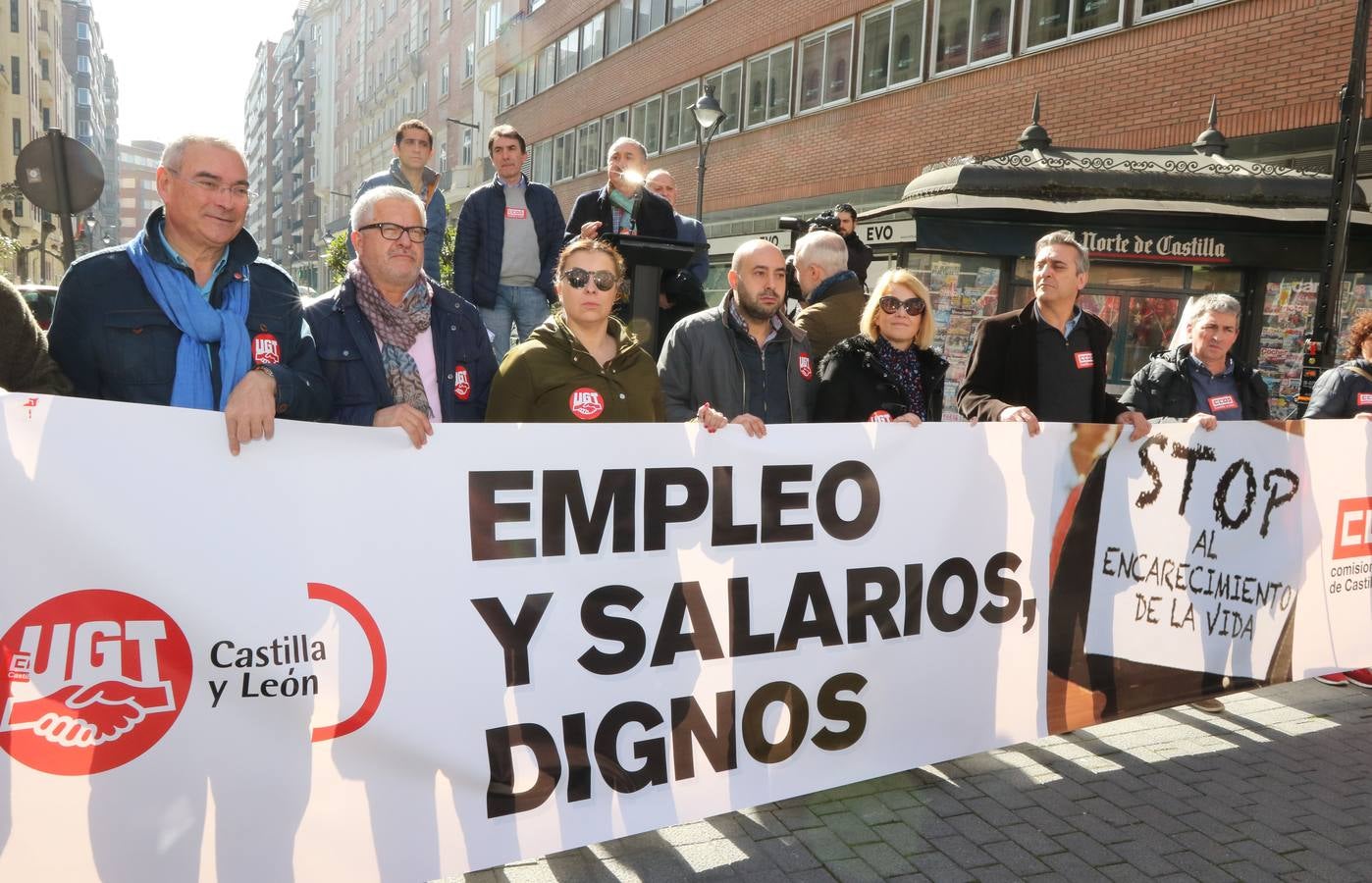 Concentración ante la Confederación Vallisoletana de Empresarios (CVE) en defensa de la negociación colectiva