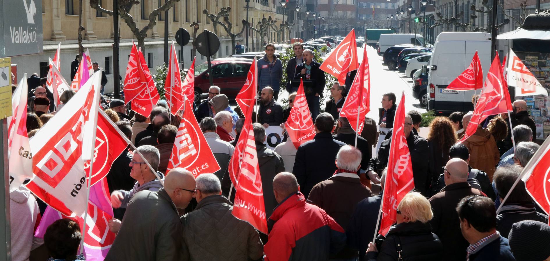 Concentración ante la Confederación Vallisoletana de Empresarios (CVE) en defensa de la negociación colectiva