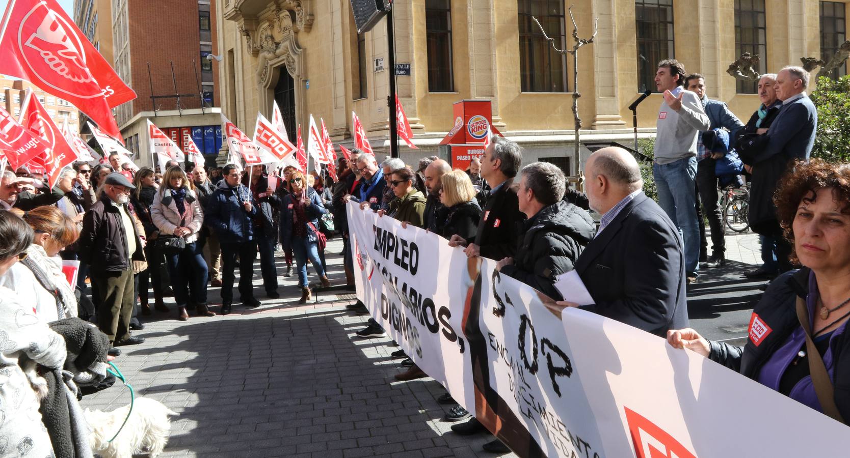 Concentración ante la Confederación Vallisoletana de Empresarios (CVE) en defensa de la negociación colectiva