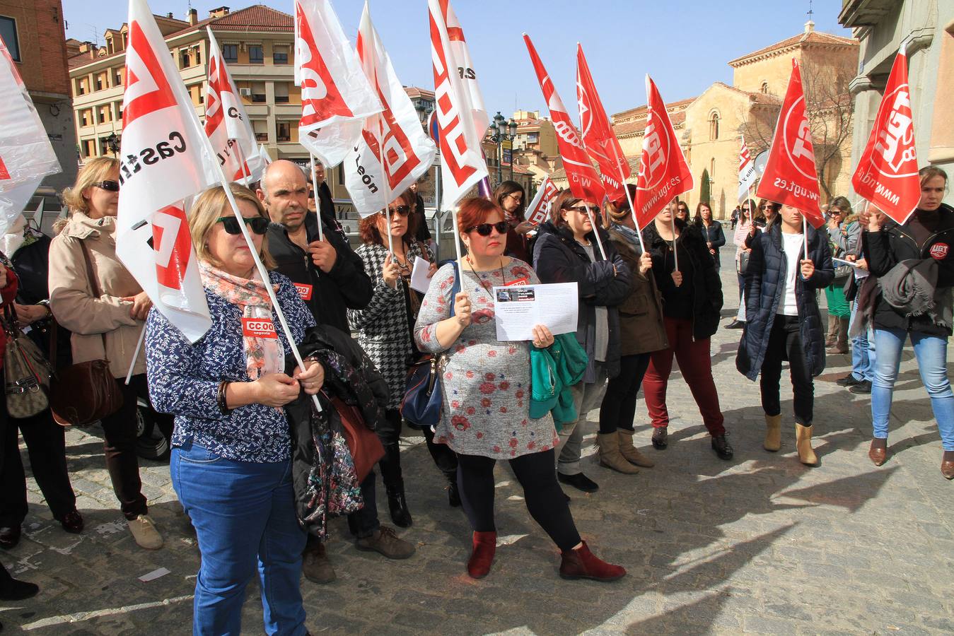 Protesta ante la sede de la Federación Empresarial Segoviana (FES) en defensa de la negociación colectiva