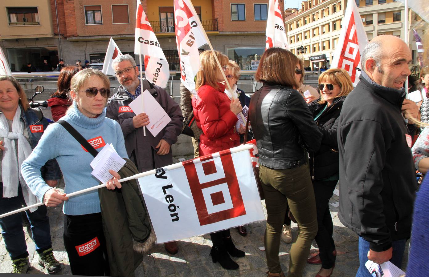 Protesta ante la sede de la Federación Empresarial Segoviana (FES) en defensa de la negociación colectiva