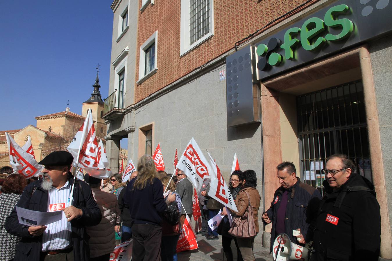 Protesta ante la sede de la Federación Empresarial Segoviana (FES) en defensa de la negociación colectiva