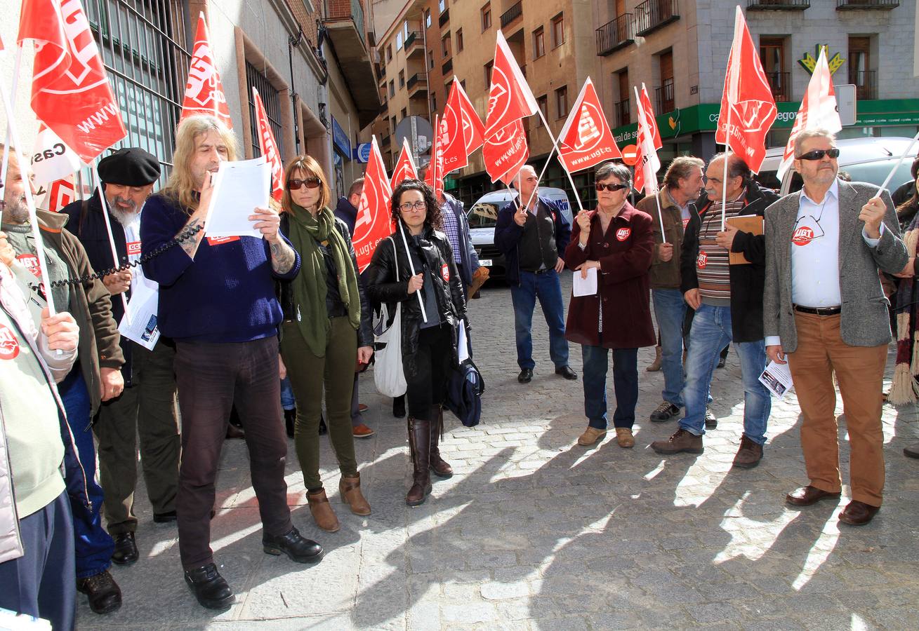 Protesta ante la sede de la Federación Empresarial Segoviana (FES) en defensa de la negociación colectiva