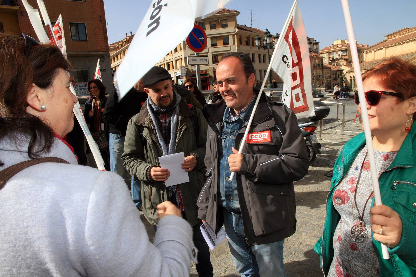 Protesta ante la sede de la Federación Empresarial Segoviana (FES) en defensa de la negociación colectiva