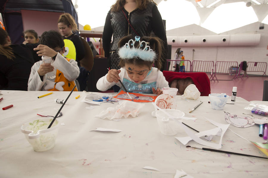 Taller de disfraces de carnaval en la Cúpula del Milenio