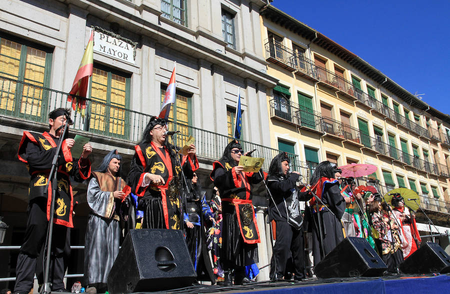 Desfile de comparasas en Segovia