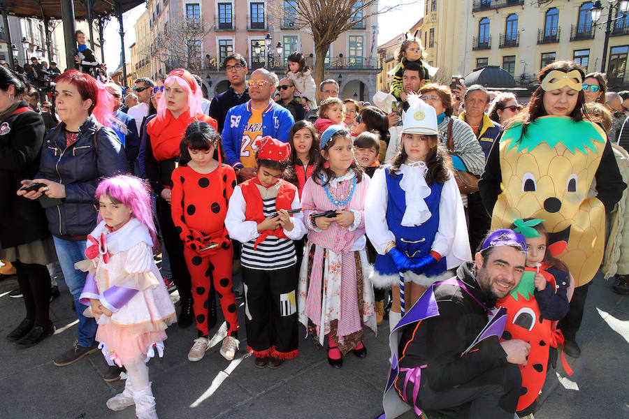 Desfile de comparasas en Segovia