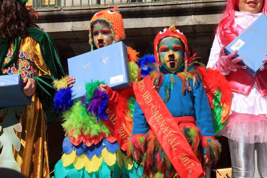 Desfile de comparasas en Segovia
