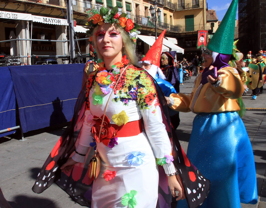Desfile de comparasas en Segovia