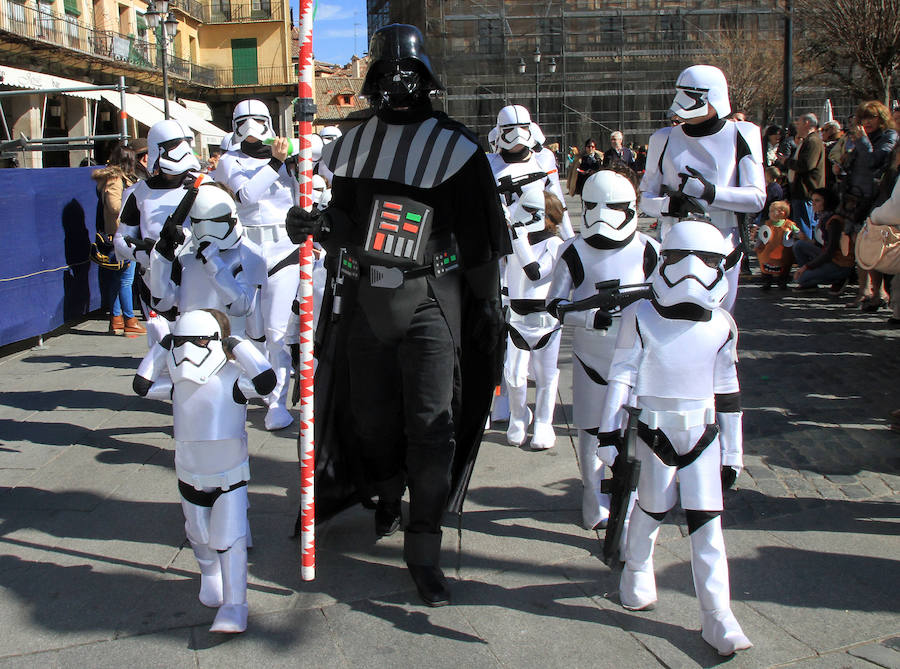 Desfile de comparasas en Segovia