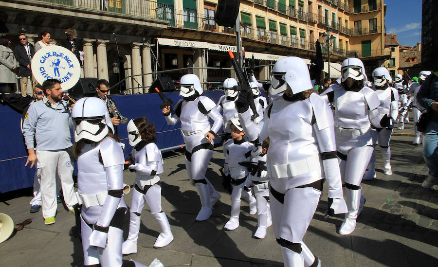 Desfile de comparasas en Segovia