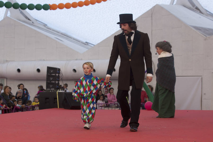 Concurso infantil de disfraces en la Cúpula del Milenio (Valladolid)
