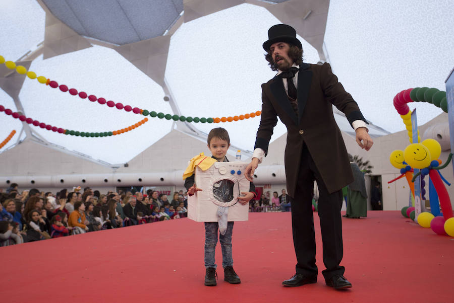 Concurso infantil de disfraces en la Cúpula del Milenio (Valladolid)