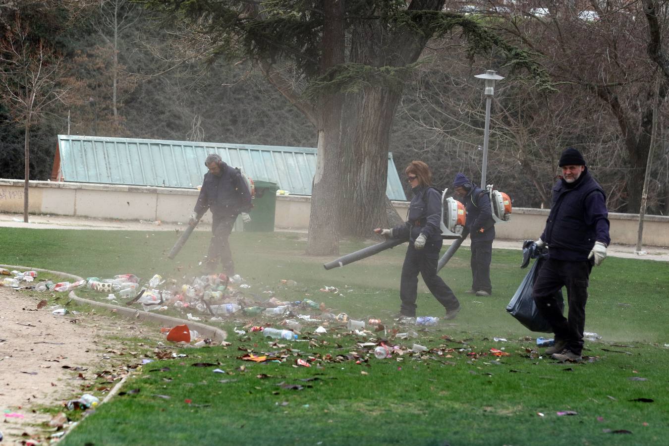 Restos del macrobotellón del lunes de carnaval en el entorno de Las Moreras